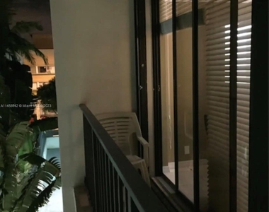 2625 Collins Ave - Photo Thumbnail 12