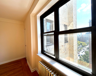 Amsterdam Ave & 102nd St - Photo Thumbnail 5