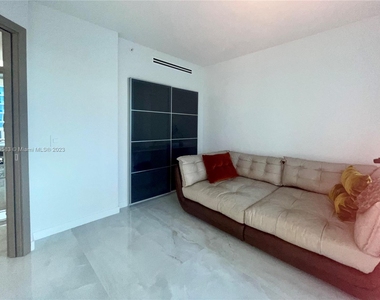 17555 Collins Ave - Photo Thumbnail 17