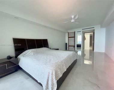 17555 Collins Ave - Photo Thumbnail 11