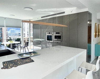 17555 Collins Ave - Photo Thumbnail 2