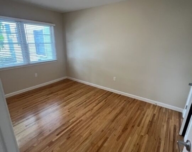 1012 Elkgrove Ave - Photo Thumbnail 6