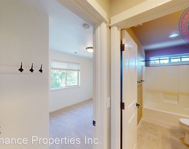 230 Ne Ironcreek Place - Photo Thumbnail 21