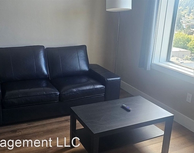 275 N Broadway - Photo Thumbnail 2