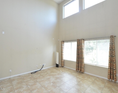 2209 W Marconi Avenue - Photo Thumbnail 6