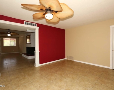 1630 N Sunset Drive - Photo Thumbnail 2