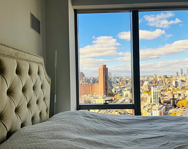 One Manhattan Square - Photo Thumbnail 8