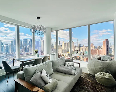 One Manhattan Square - Photo Thumbnail 1