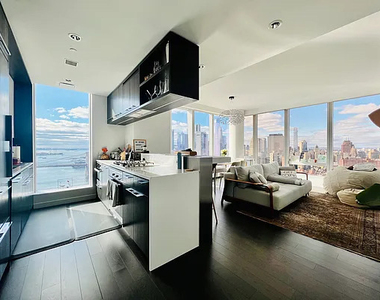 One Manhattan Square - Photo Thumbnail 2
