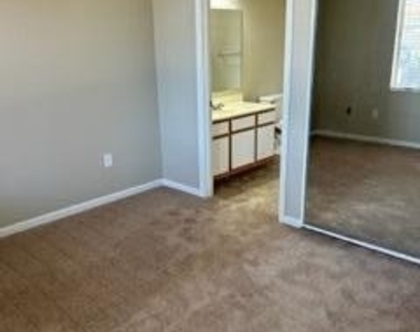 2929 W Yorkshire Drive - Photo Thumbnail 12