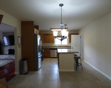 2101 S Hearthstone Avenue - Photo Thumbnail 4