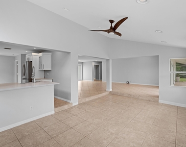 925 Foxpointe Circle - Photo Thumbnail 8