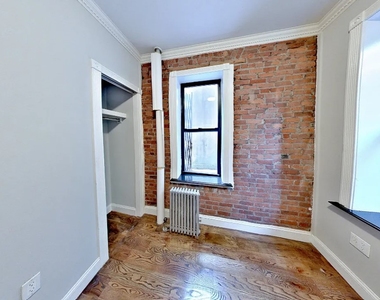 East 7th Street - Photo Thumbnail 3