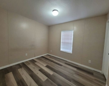 1707 Daffodil Ave - Photo Thumbnail 7