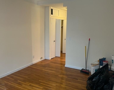 226 East 74th Street - Photo Thumbnail 4