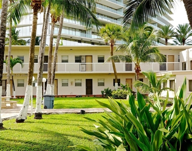 19051 Collins Ave - Photo Thumbnail 7