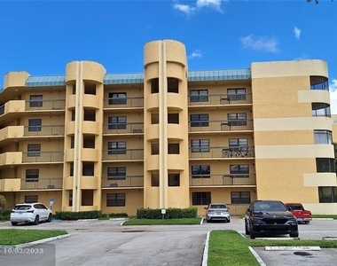 6575 W Oakland Park Blvd - Photo Thumbnail 3