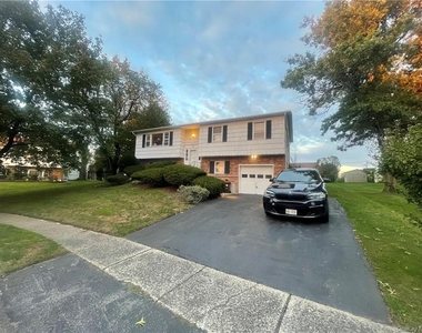 160 Lake Nanuet Drive - Photo Thumbnail 1