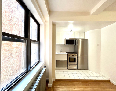 Amsterdam Ave & 102nd St - Photo Thumbnail 3