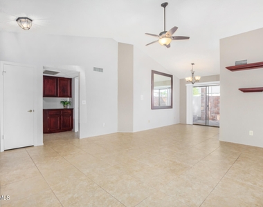 3206 E Siesta Lane - Photo Thumbnail 6