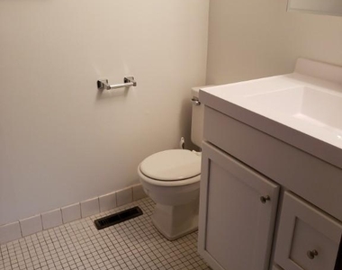 W Briar Place - Photo Thumbnail 8