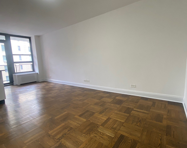 East 35th Street off Third Ave - Photo Thumbnail 4