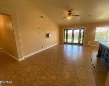 1307 W Michelle Drive - Photo Thumbnail 5