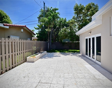 1661 Sw 32nd Place - Photo Thumbnail 8