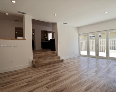 1661 Sw 32nd Place - Photo Thumbnail 20