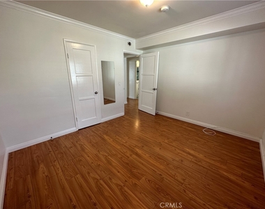 8821 Reading Avenue - Photo Thumbnail 2