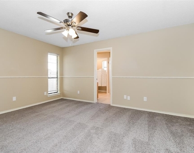 3200 Colby Circle - Photo Thumbnail 9