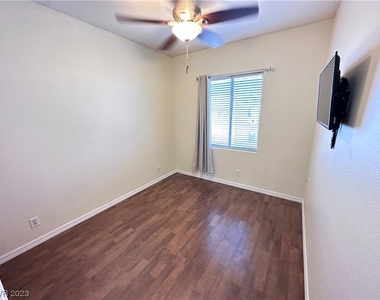 7802 W Gilmore Avenue - Photo Thumbnail 24