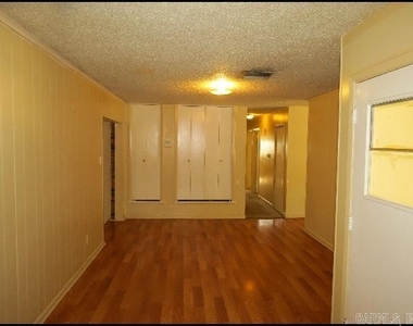 319 Malibu Drive - Photo Thumbnail 5