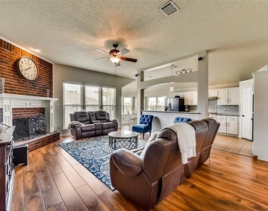 3405 Red Oak Street - Photo Thumbnail 7