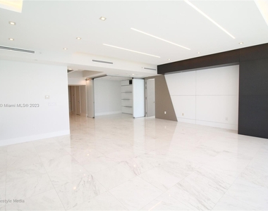 15811 Collins Ave - Photo Thumbnail 3