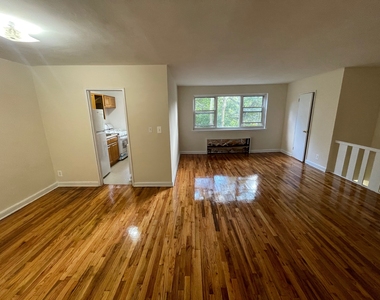 71-8 Parsons Boulevard - Photo Thumbnail 4