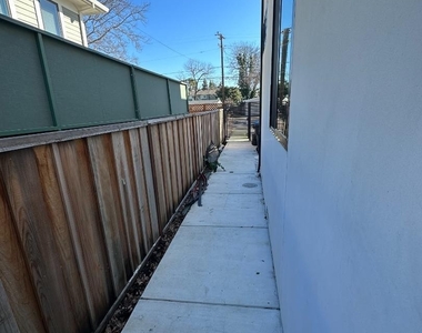 438 Burgoyne St - Photo Thumbnail 11