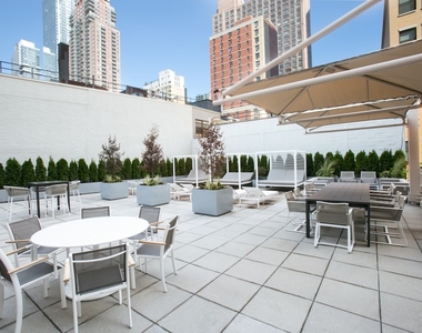 West 41st Street - Photo Thumbnail 2