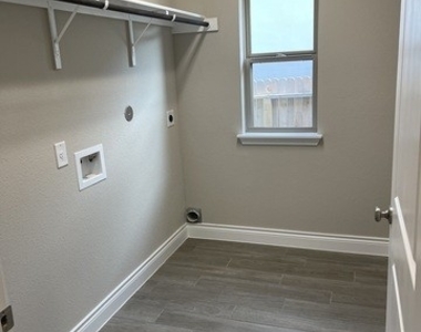 1145 Cadogan Squire - Photo Thumbnail 3