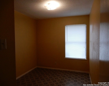 1008 Longleaf Dr - Photo Thumbnail 7