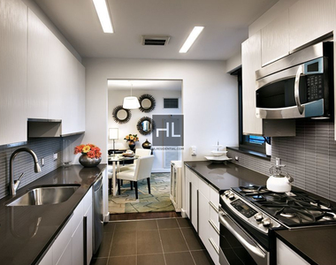 West 67th Street - Photo Thumbnail 5