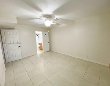 9325 Lagoon Pl - Photo Thumbnail 2