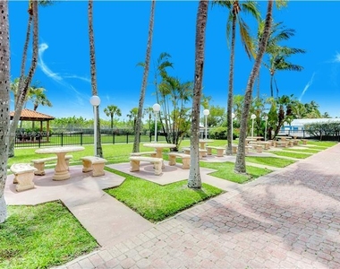 2555 Collins Ave - Photo Thumbnail 11