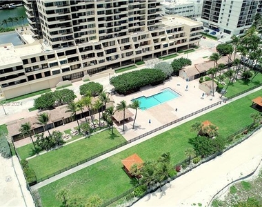 2555 Collins Ave - Photo Thumbnail 6