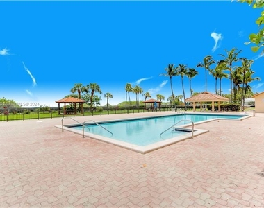 2555 Collins Ave - Photo Thumbnail 10