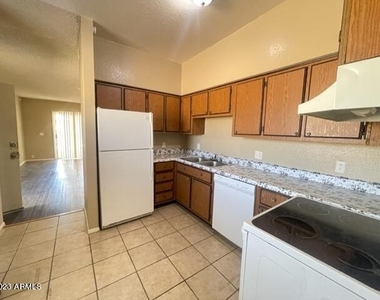 2802 E Monte Cristo Avenue - Photo Thumbnail 5