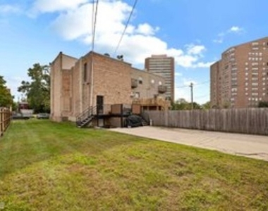 440 E Bowen Avenue - Photo Thumbnail 12