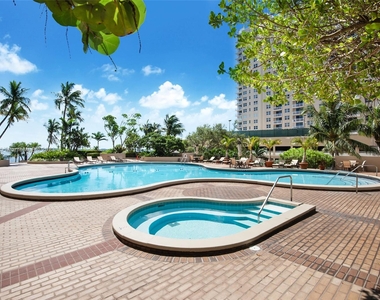 520 Brickell Key Dr - Photo Thumbnail 3