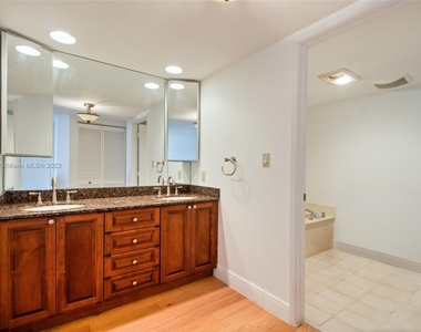 520 Brickell Key Dr - Photo Thumbnail 24