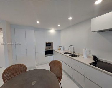 2301 Collins Ave - Photo Thumbnail 11